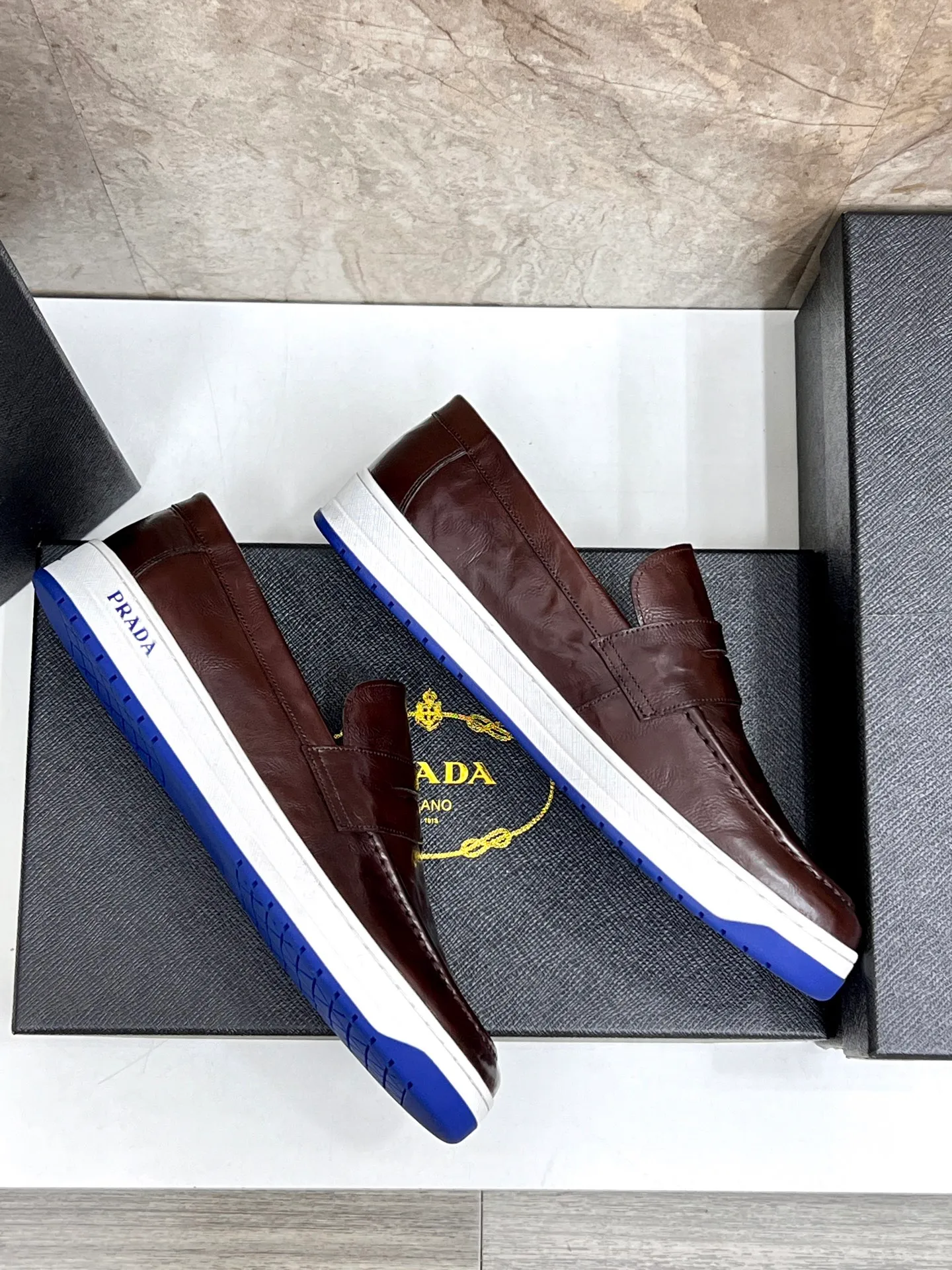 💰620 Prada classic men’s lace-up casual shoes｜Imported cowhide upper｜Layered stitching design on the upper Lightweight and breathable｜Soft and comfortable｜PRADA letters on the side｜Distinctive sporty style Showing the brand style｜Lightweight embossed rubber sole｜With cowhide foot pad lining｜Excellent foot feel Fashionable and elegant｜Size: 38-44 (customized at 45)